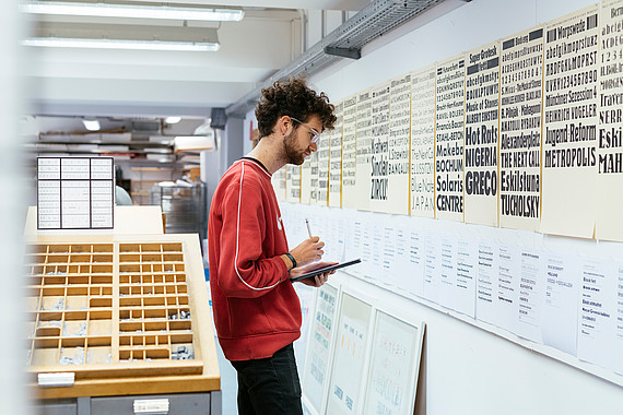 
                                Studierende der Fakultät Design, Medien und Information im Bleisatz Labor
                            